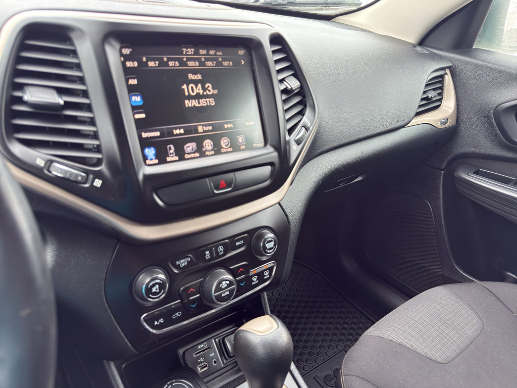 Used 2016 Jeep Cherokee Latitude w/ Comfort/Convenience Group image 21