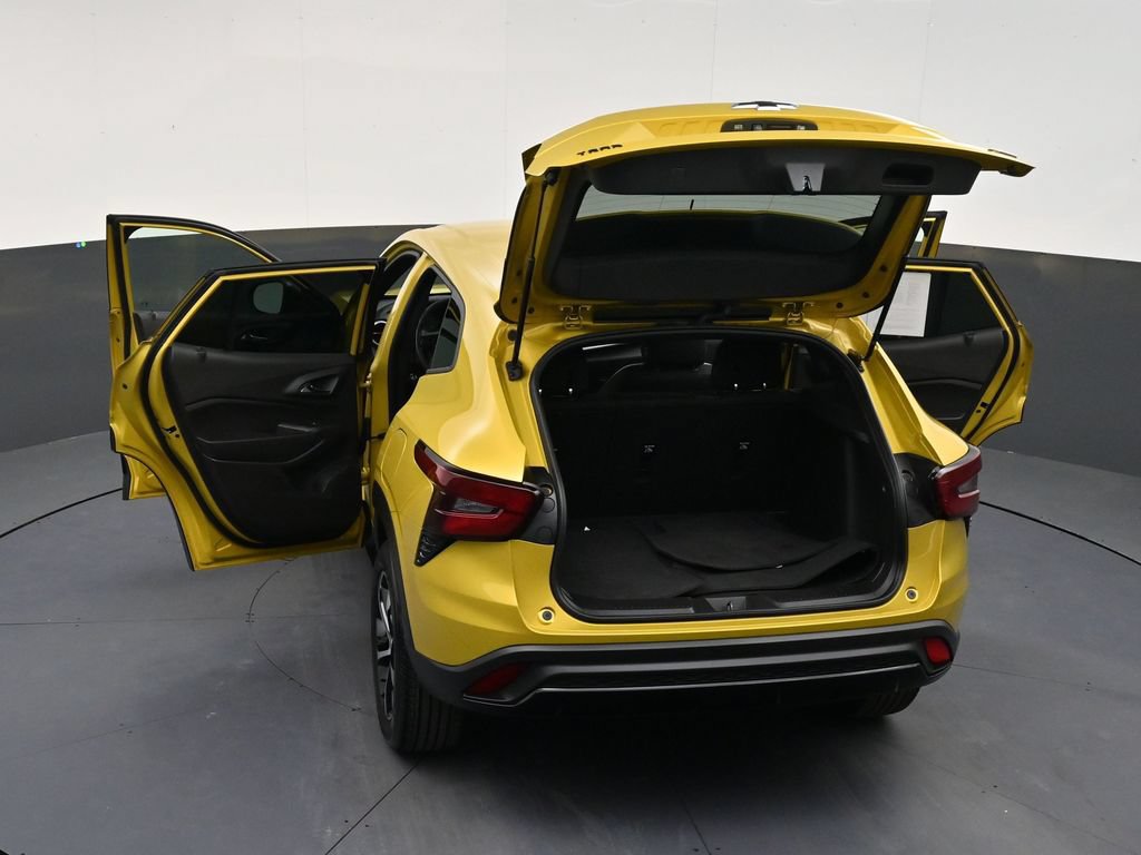Used 2025 Chevrolet Trax RS FWD image 32