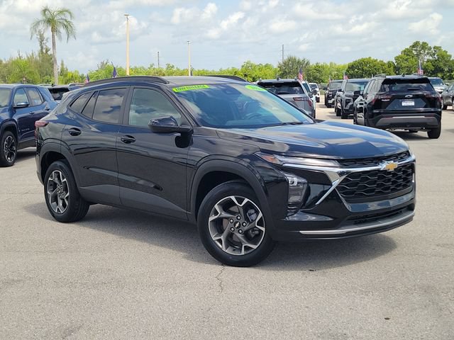 Used 2025 Chevrolet Trax LT FWD image 1