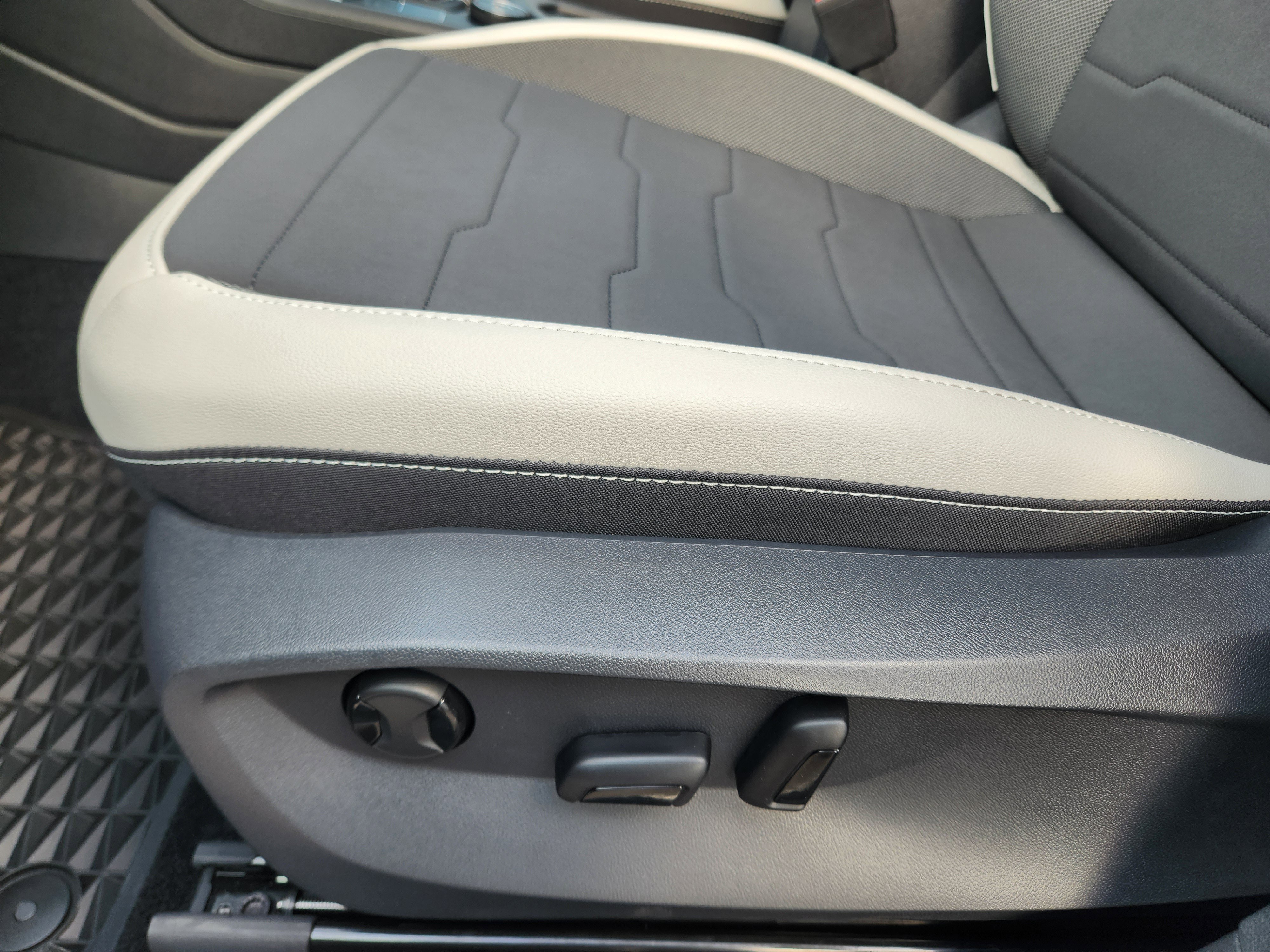 Used 2025 Volkswagen Taos SE image 15