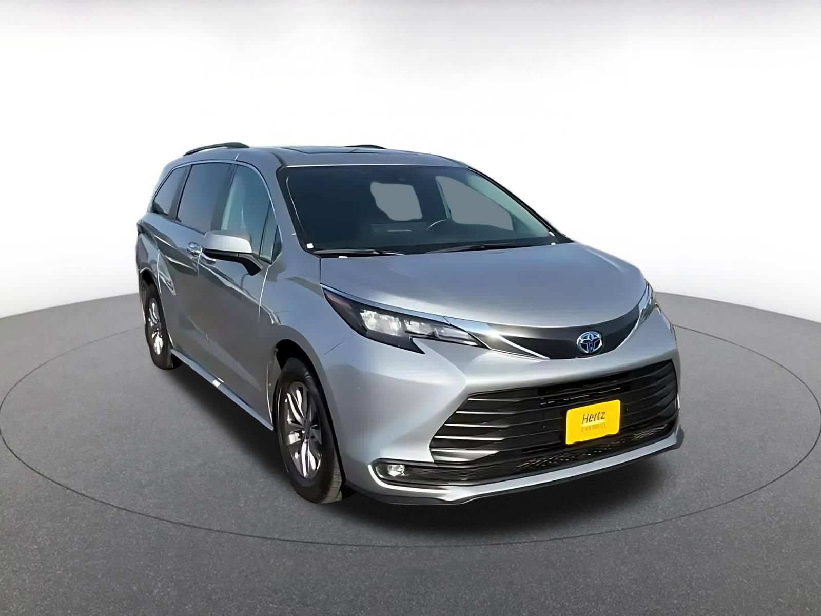 Used 2025 Toyota Sienna XLE FWD image 3