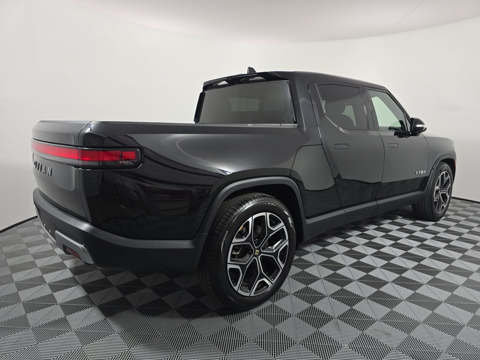 Used 2024 Rivian R1T Adventure Dual AWD/4WD image 5