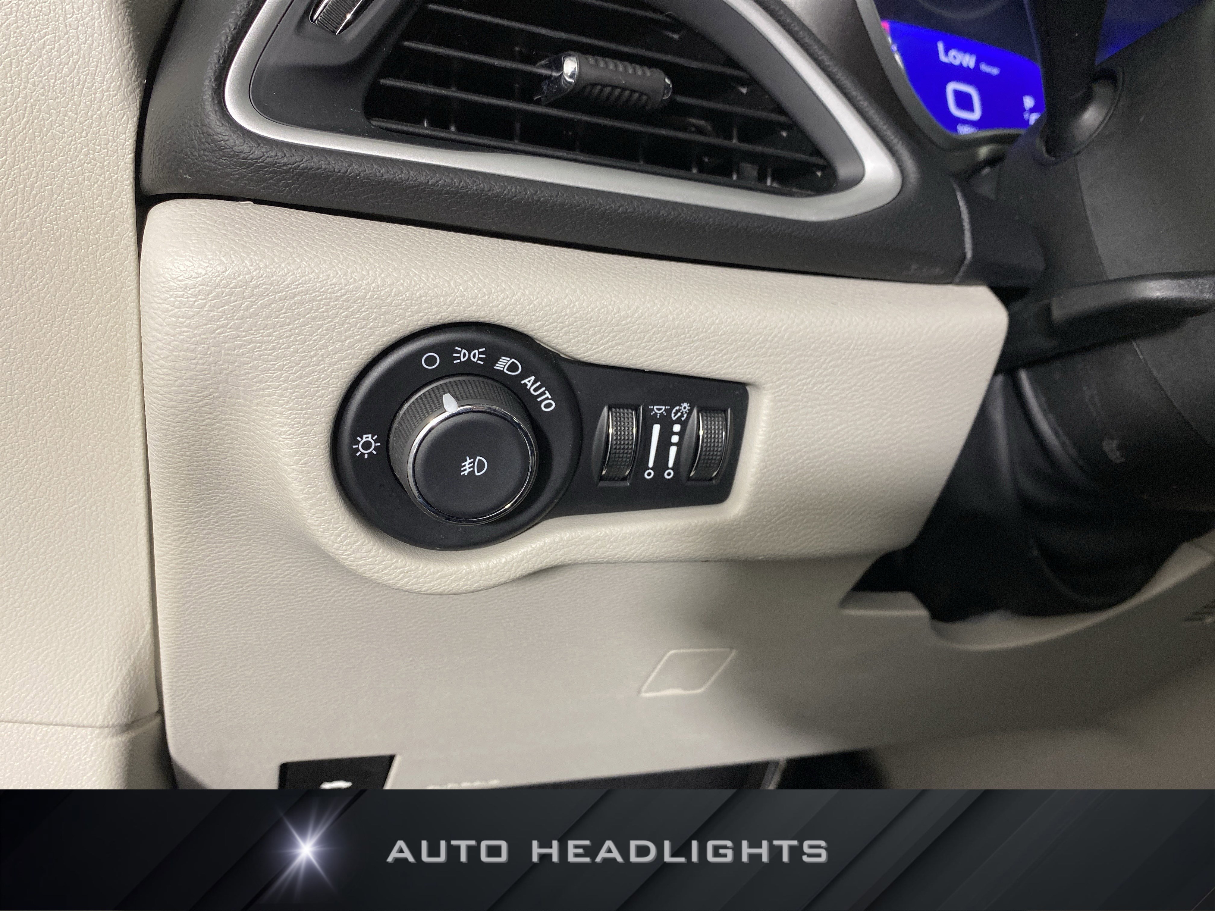 Used 2024 Chrysler Pacifica Touring-L image 24