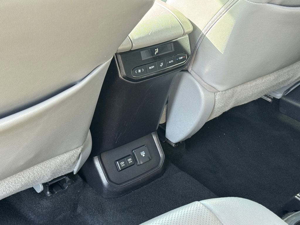 Used 2021 Toyota Highlander Limited AWD/4WD image 40