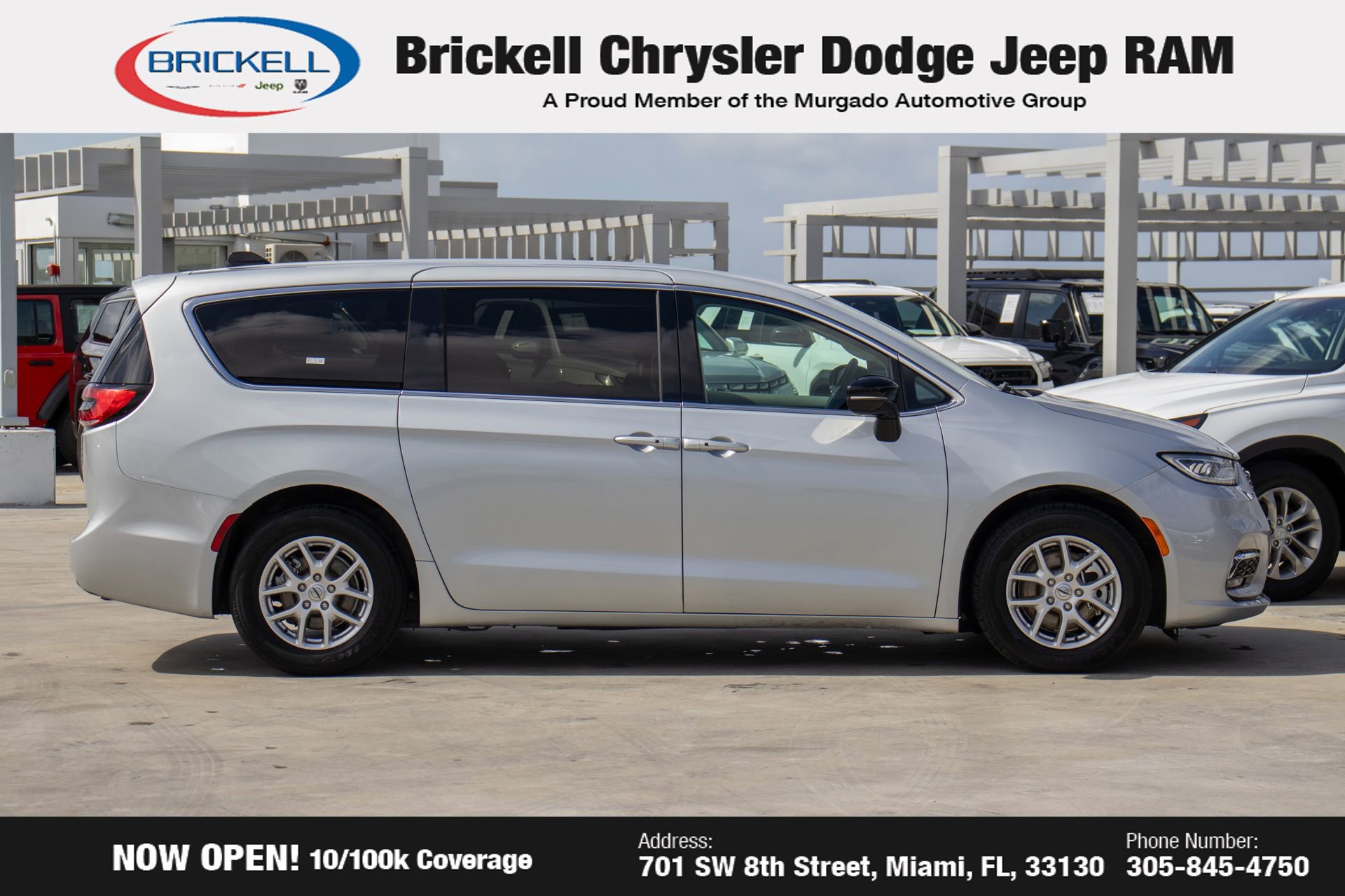 Used 2024 Chrysler Pacifica Touring-L image 4