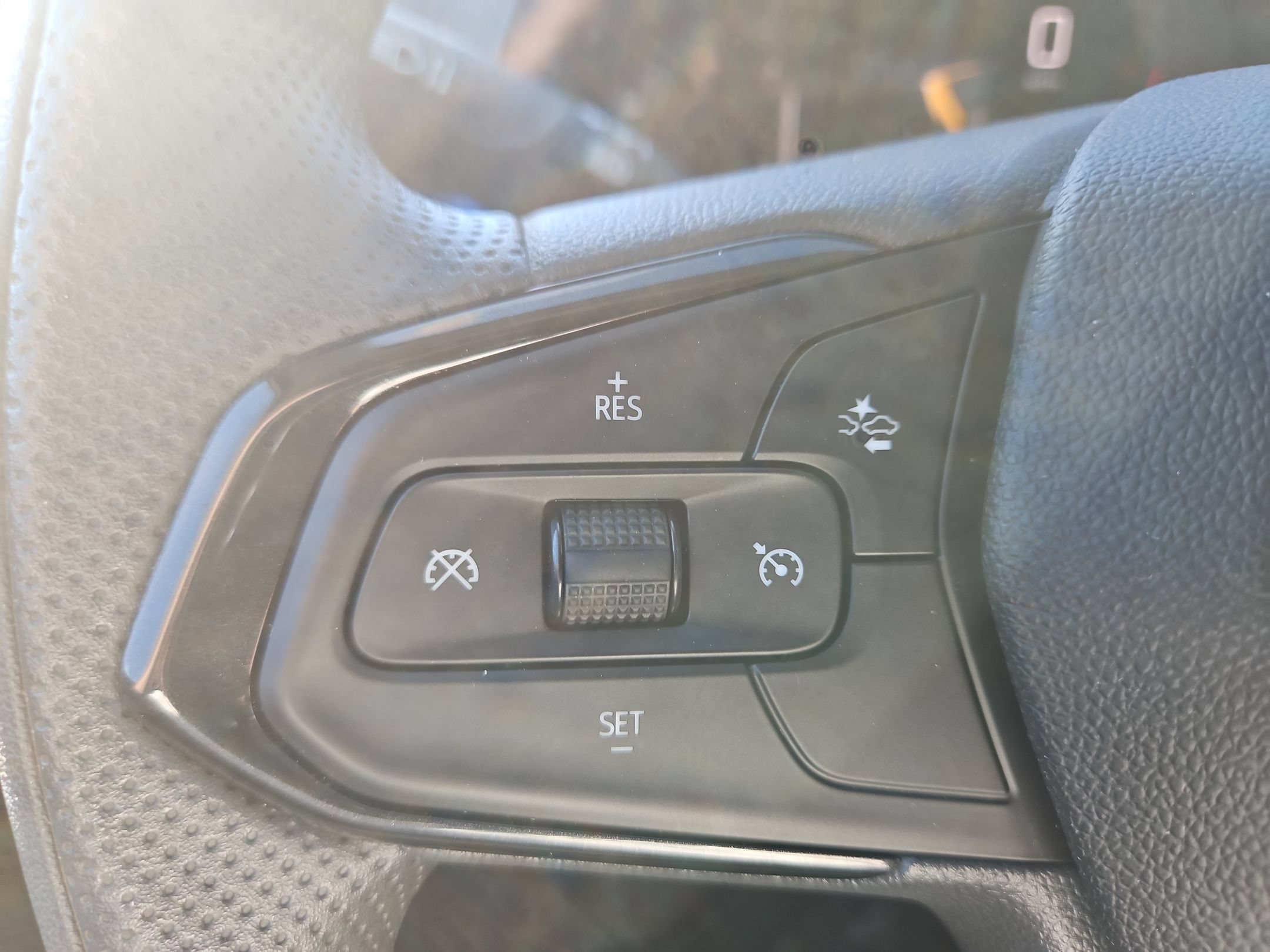 Used 2025 Chevrolet Trax LT FWD image 27