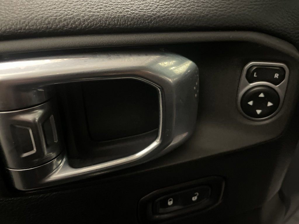 Used 2018 Jeep Wrangler Unlimited Sahara w/ Uconnect 4C Nav & Sound Group image 18