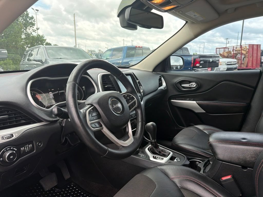 Used 2017 Jeep Cherokee Trailhawk w/ Comfort/Convenience Group AWD/4WD image 30