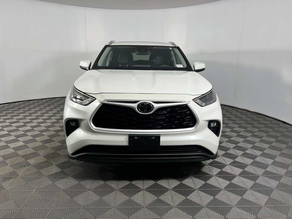 Used 2025 Toyota Highlander XLE image 6