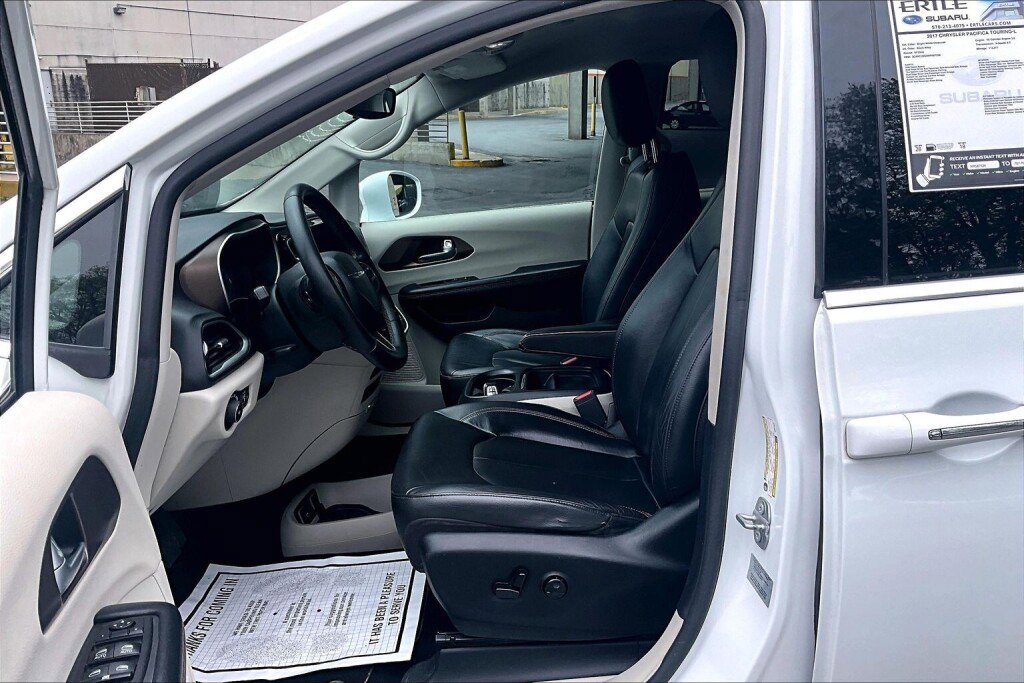 Used 2017 Chrysler Pacifica Touring-L FWD image 14
