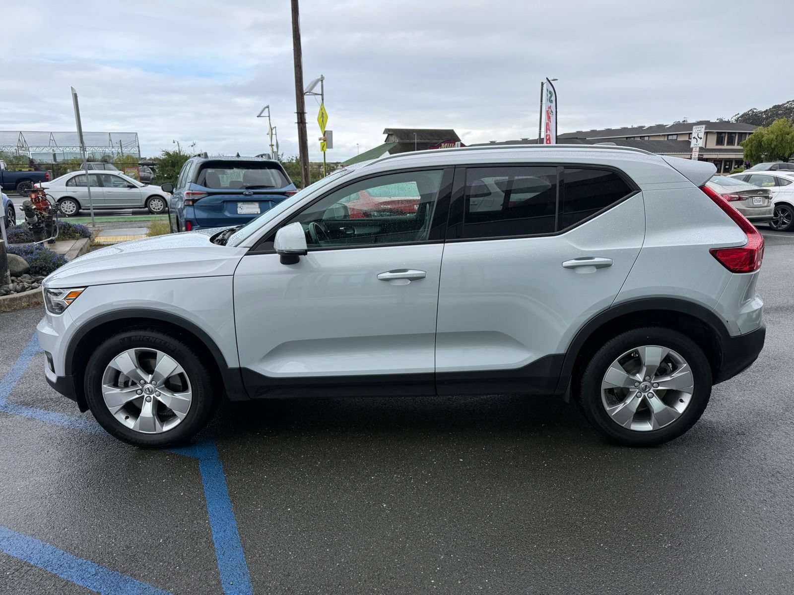 Used 2021 Volvo XC40 T5 Momentum AWD/4WD image 3