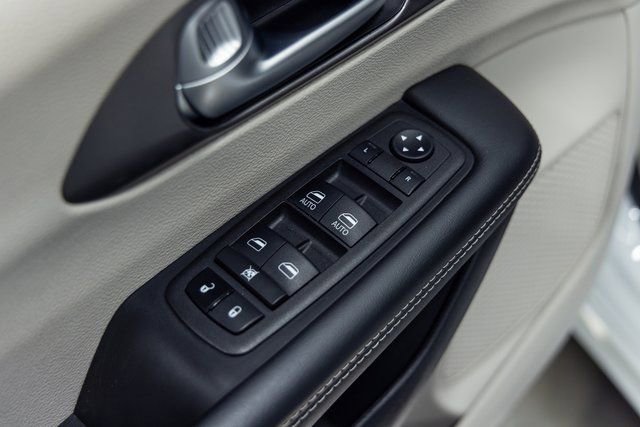 Used 2024 Chrysler Pacifica Touring-L image 12