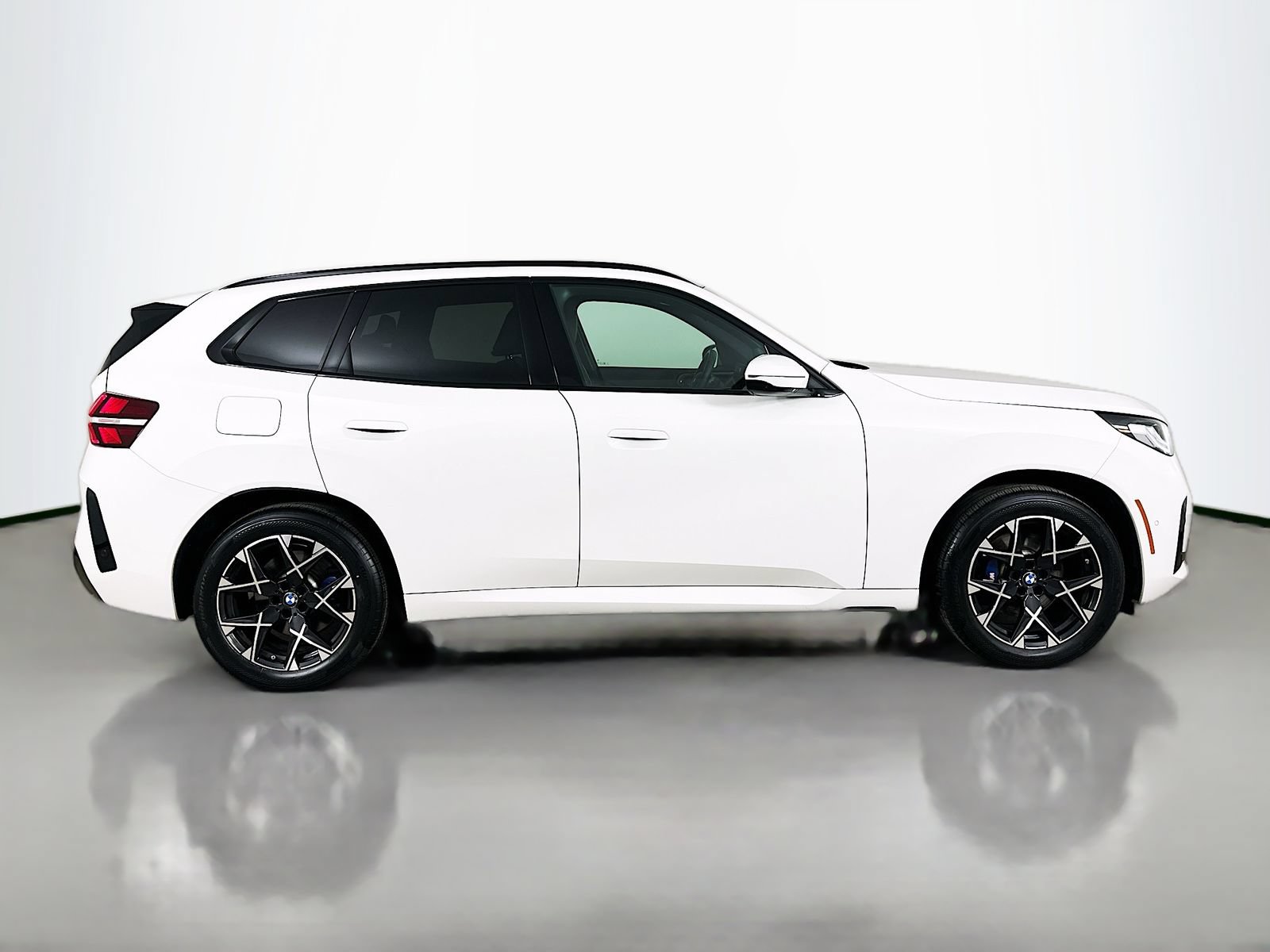 Used 2025 BMW X3 xDrive30i w/ Premium Package AWD/4WD image 4