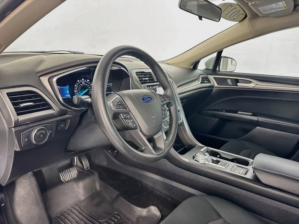 Used 2017 Ford Fusion SE w/ Fusion SE Technology Package image 14