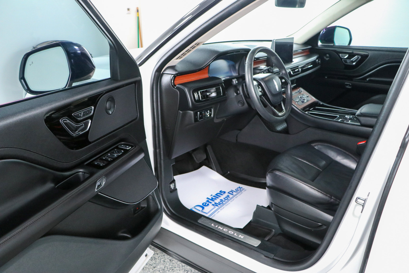 Used 2024 Lincoln Aviator Reserve w/ Jet Package RWD image 3