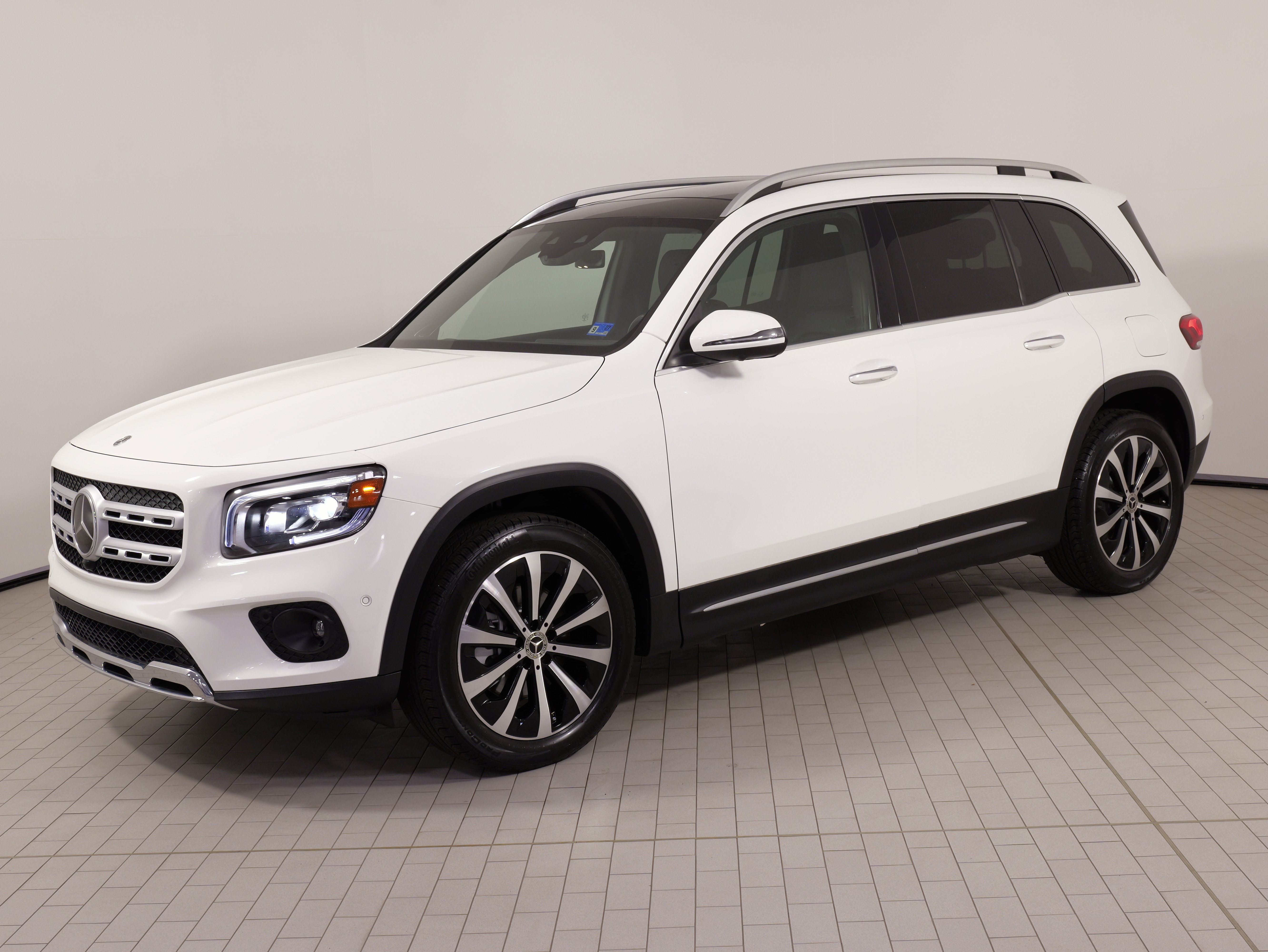 Used 2022 Mercedes-Benz GLB 250 4MATIC image 1