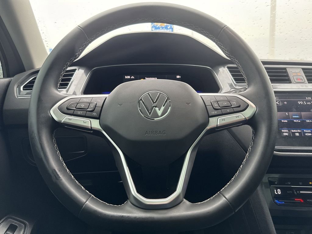 Used 2022 Volkswagen Tiguan SE w/ Panoramic Sunroof Package AWD/4WD image 11