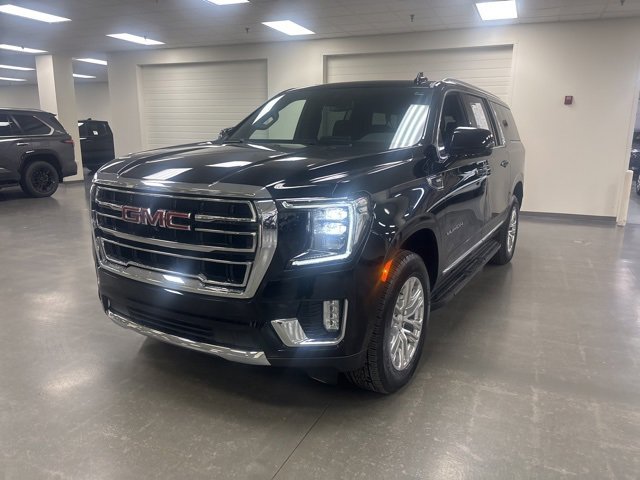 Used 2024 GMC Yukon XL SLT w/ SLT Luxury Package image 3