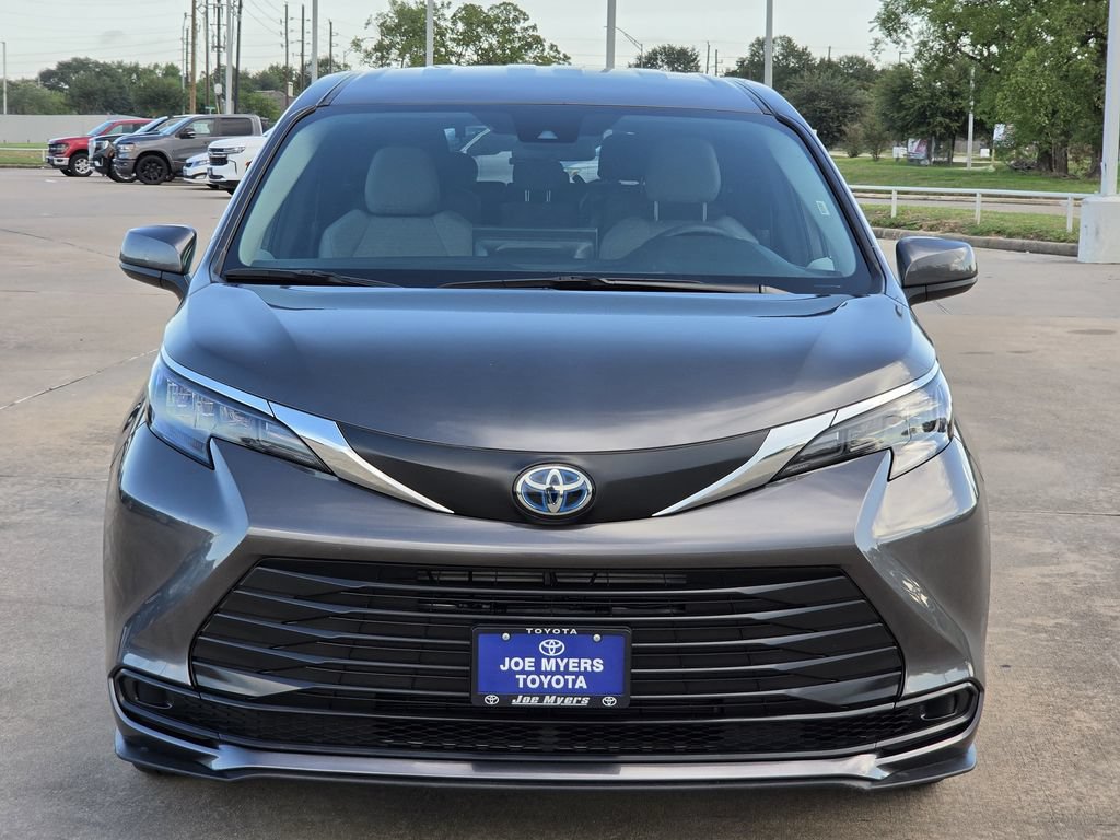 Used 2025 Toyota Sienna LE FWD image 3