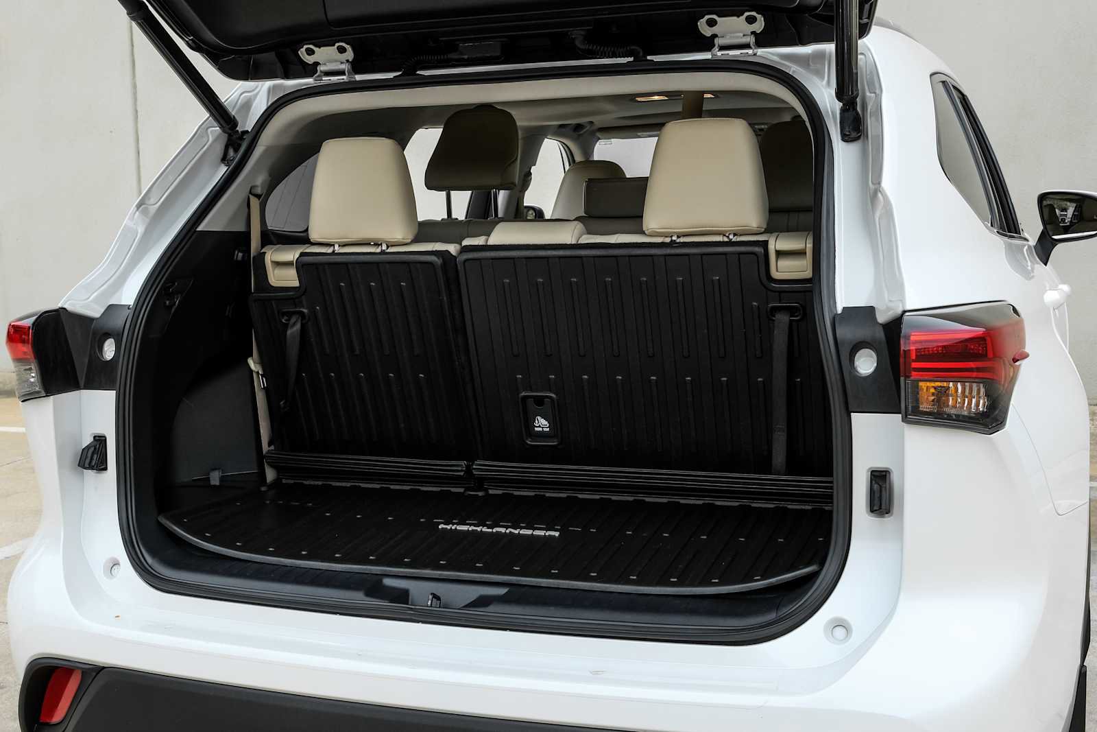 Used 2021 Toyota Highlander XLE image 54