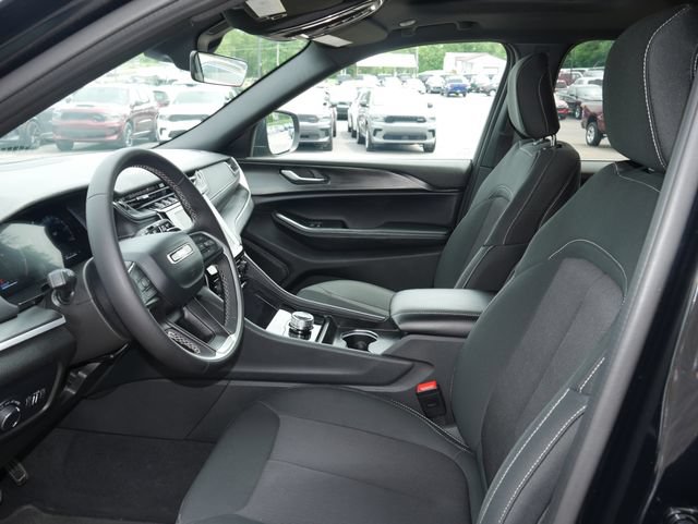 Used 2025 Jeep Grand Cherokee Laredo X AWD/4WD image 2