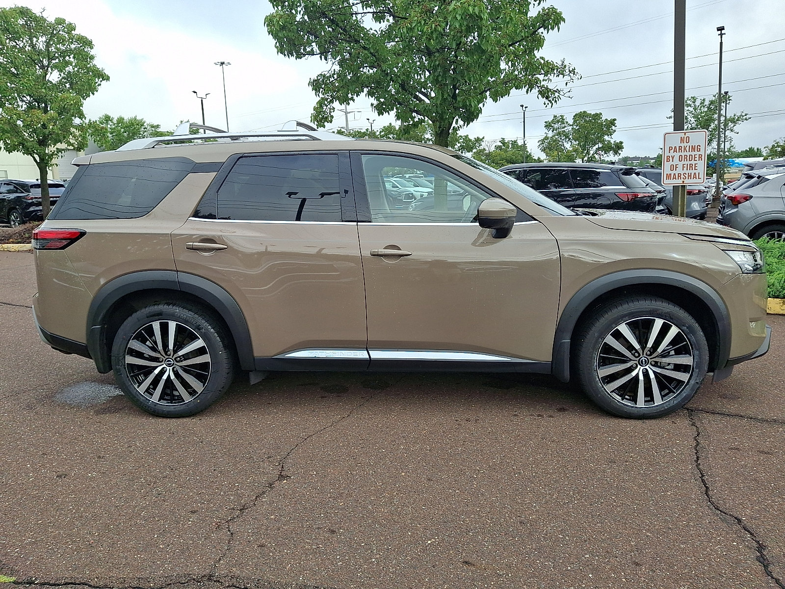 Used 2024 Nissan Pathfinder Platinum AWD/4WD image 7