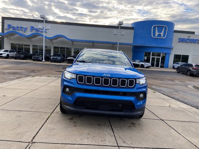 Used 2024 Jeep Compass Latitude AWD/4WD image 3