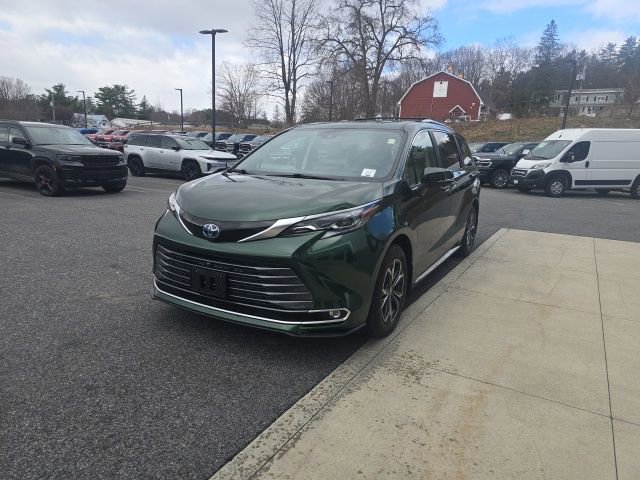 Used 2025 Toyota Sienna Platinum image 3