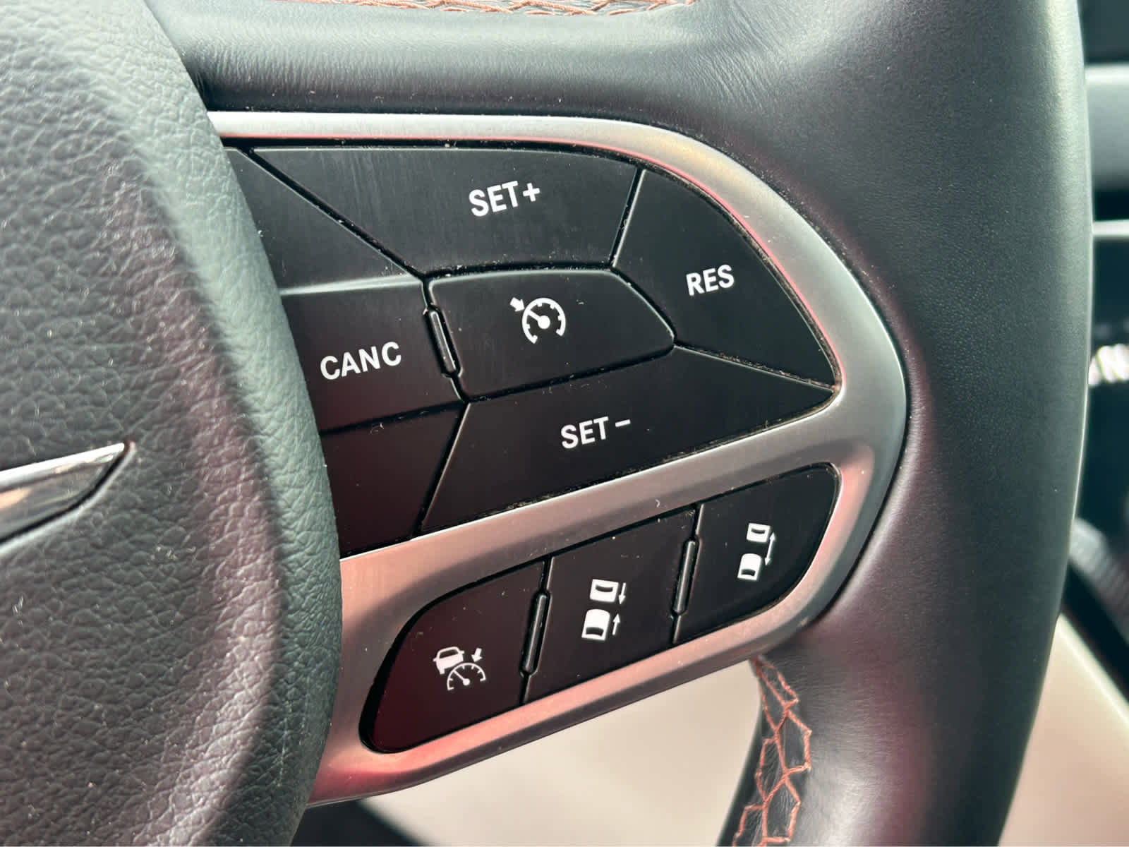 Used 2018 Chrysler Pacifica Touring-L w/ Advanced Safetytec Group FWD image 26