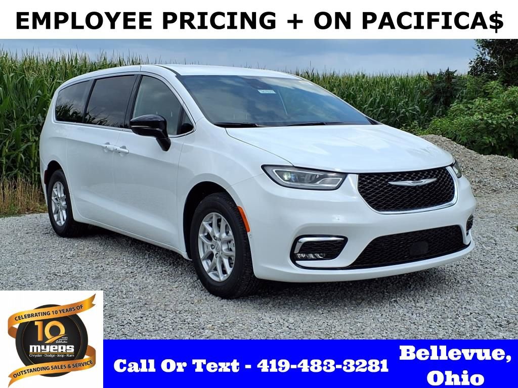 New 2025 Chrysler Pacifica Select