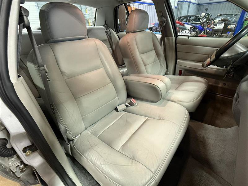 Used 2003 Ford Crown Victoria LX RWD image 19