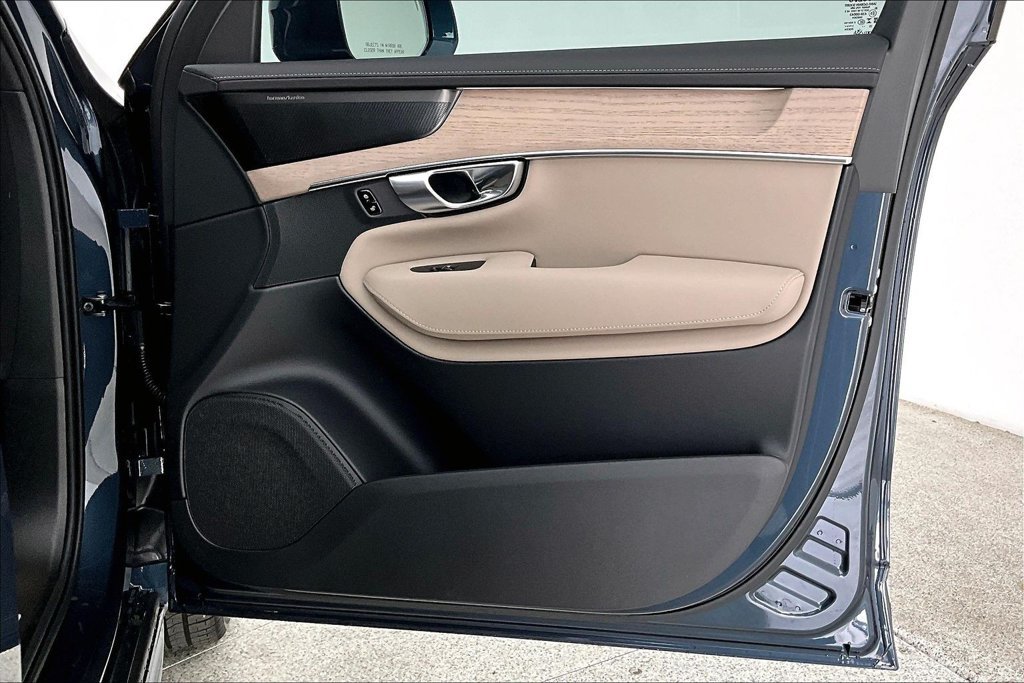 New 2026 Volvo XC90 B6 Plus w/ Protection Package Premier AWD/4WD image 11