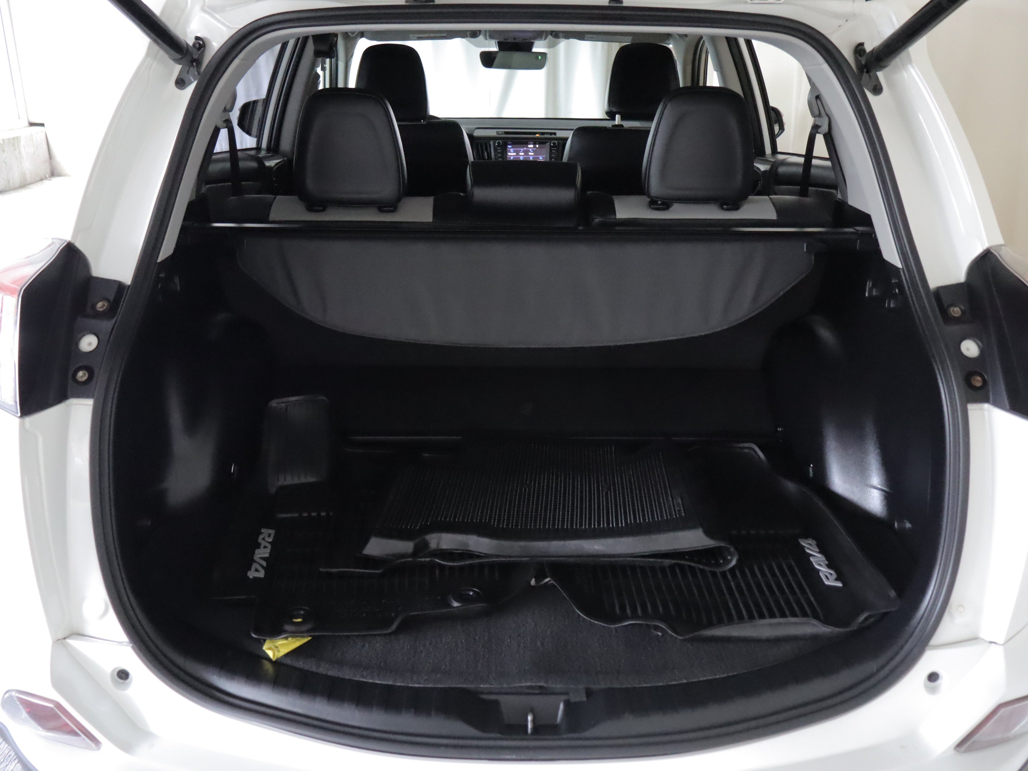 Used 2018 Toyota RAV4 Limited AWD/4WD image 21