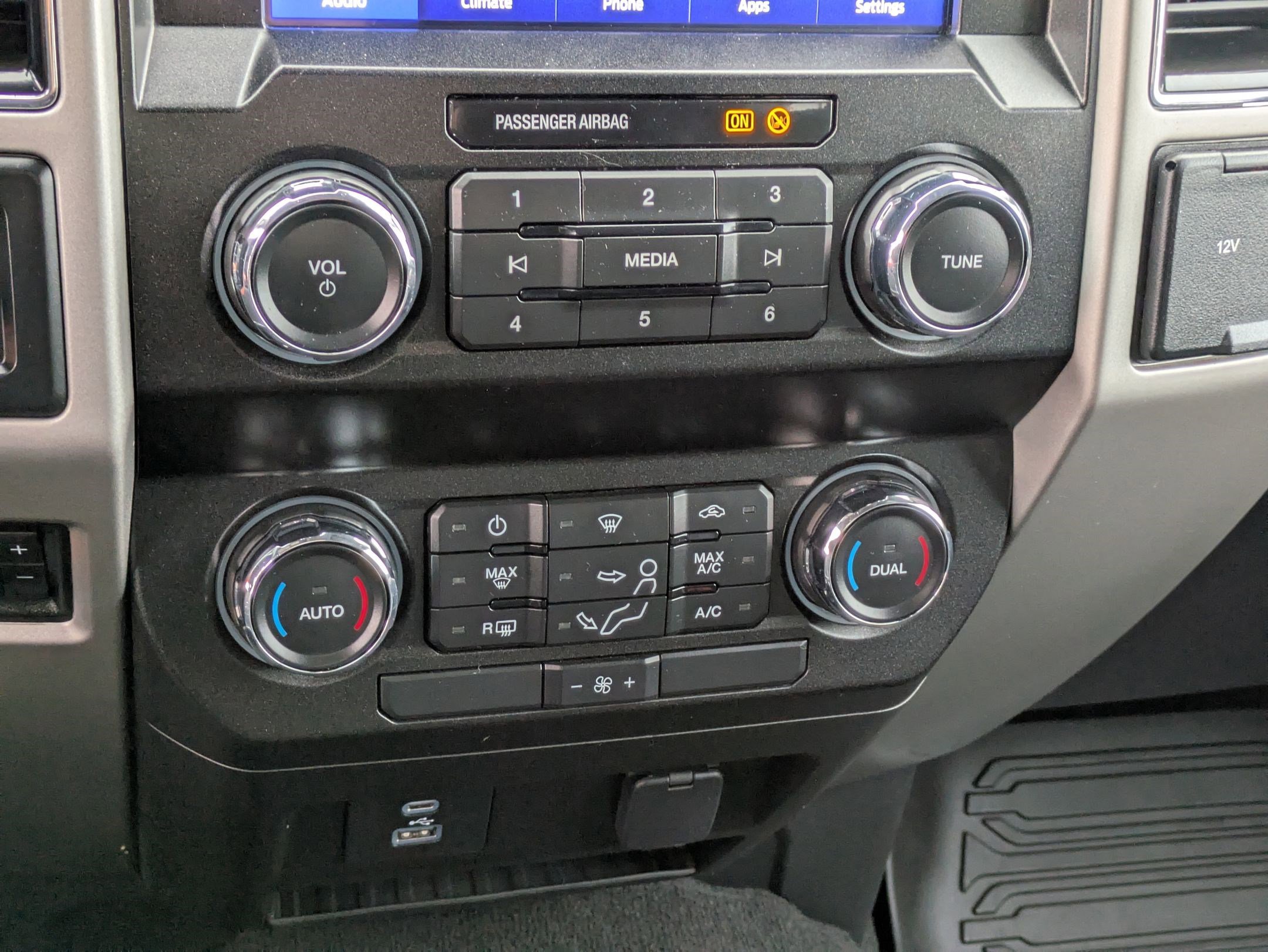 Used 2021 Ford F350 Lariat w/ Snow Plow/Camper Package image 23