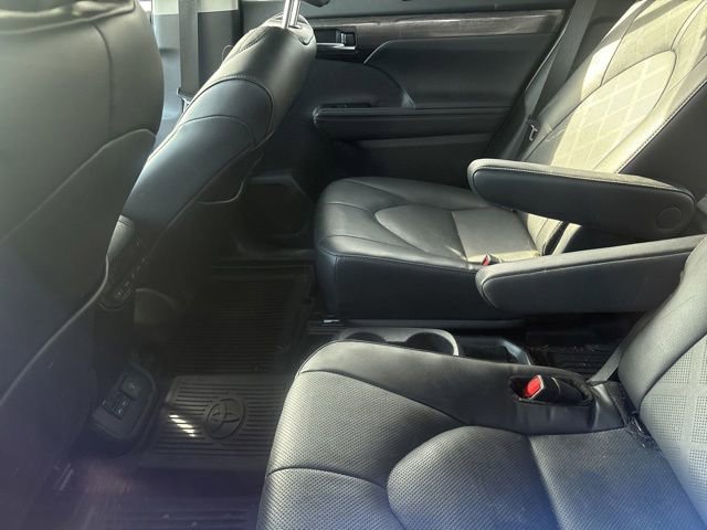 Used 2024 Toyota Highlander Platinum AWD/4WD image 9