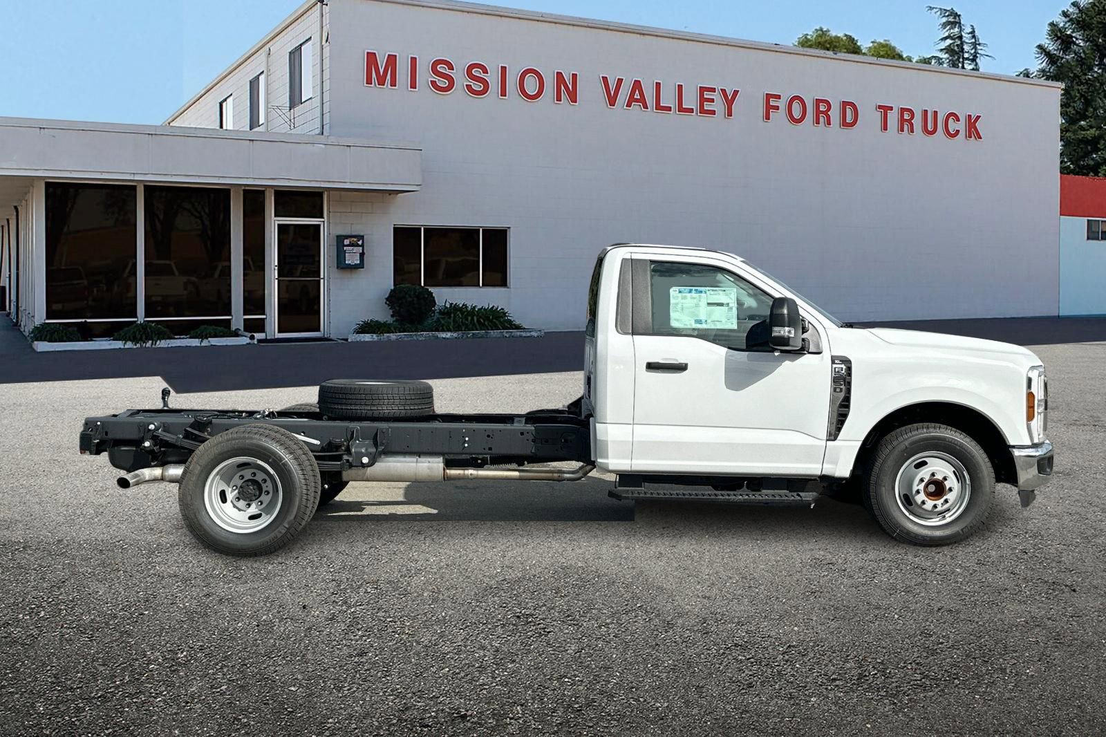 New 2026 Ford F350 XL w/ XL Chrome Package RWD image 3