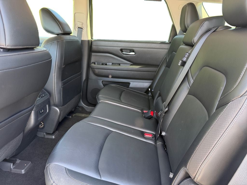Certified 2022 Nissan Pathfinder SL w/ Cargo Package AWD/4WD image 14