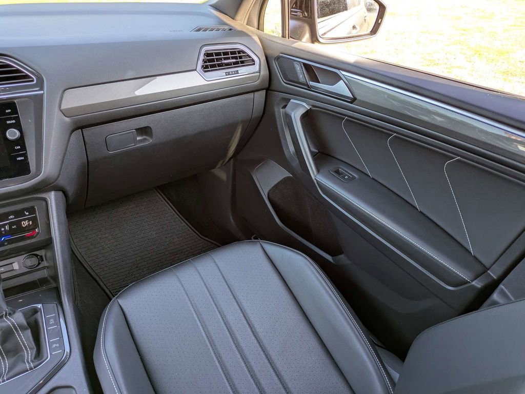 Used 2023 Volkswagen Tiguan SE R-Line FWD image 17