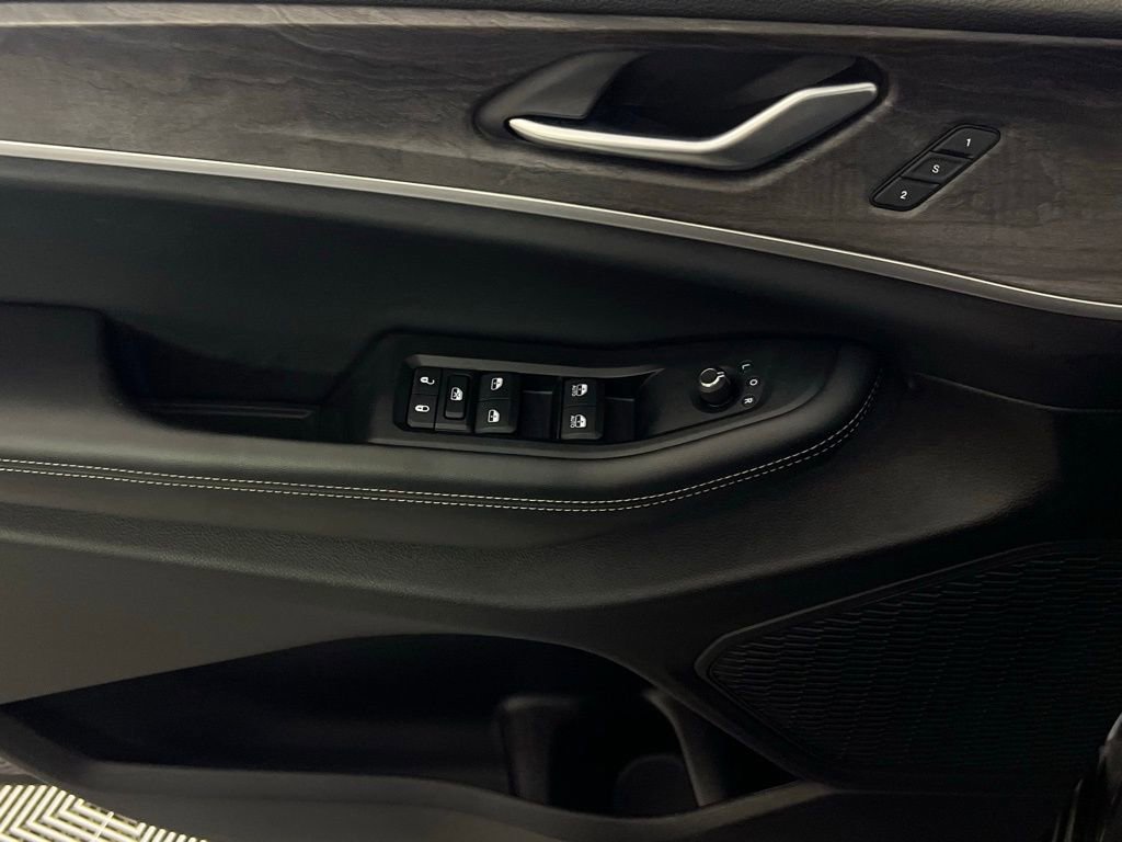 Used 2024 Jeep Grand Cherokee L Limited w/ Luxury Tech Group II image 25