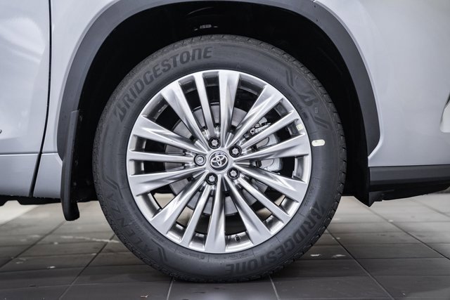 New 2025 Toyota Highlander Platinum image 17