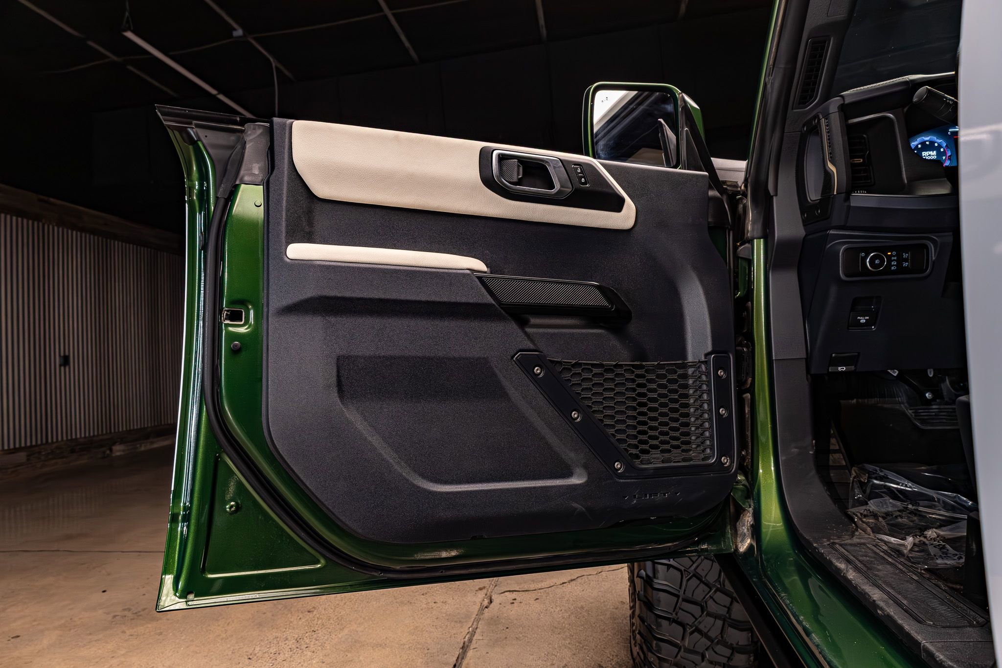 Used 2025 Ford Bronco Badlands image 29
