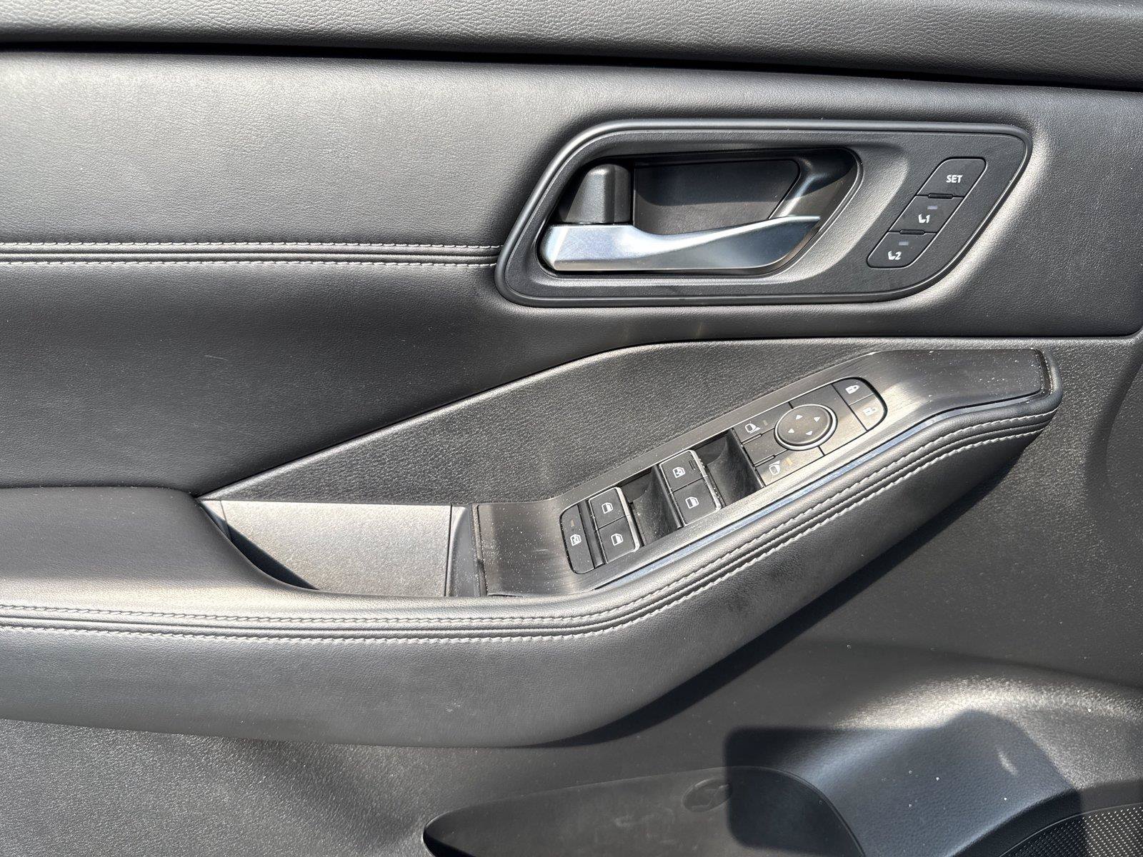 Used 2025 Nissan Rogue SL w/ SL Premium Package FWD image 12