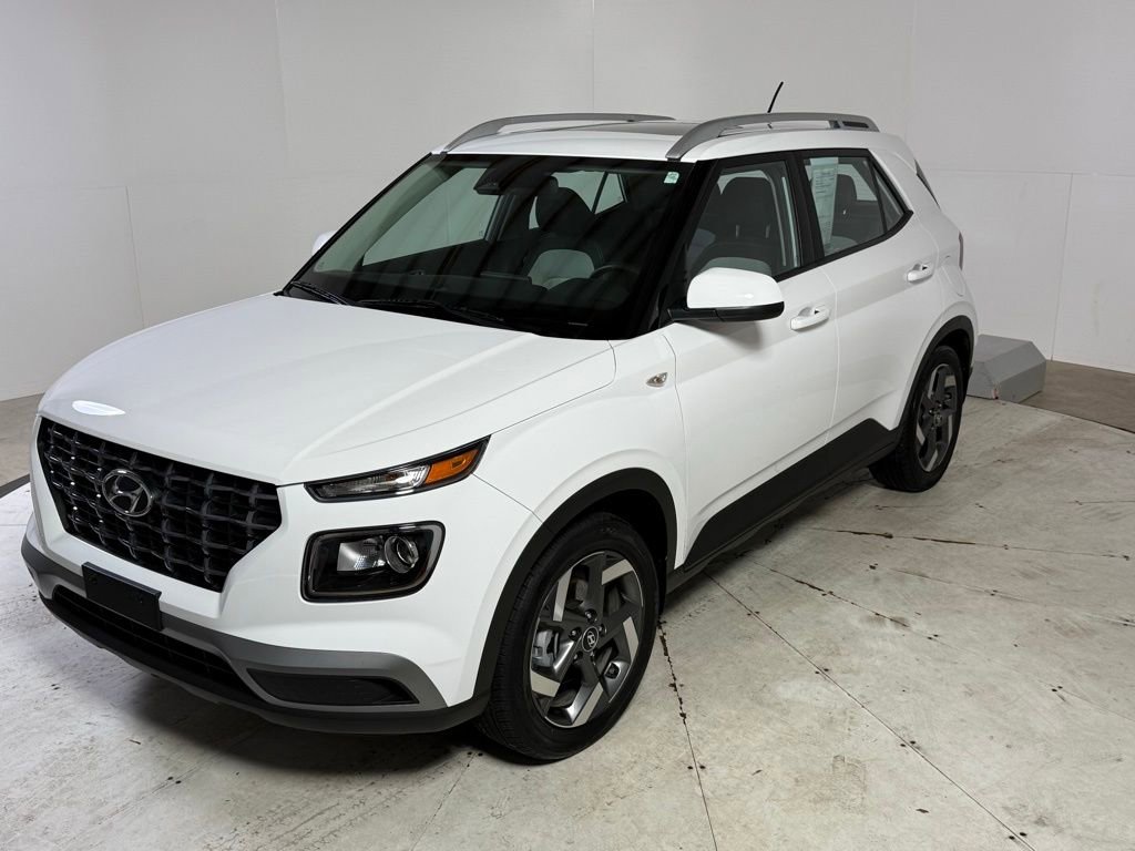 Used 2023 Hyundai Venue SEL FWD image 3