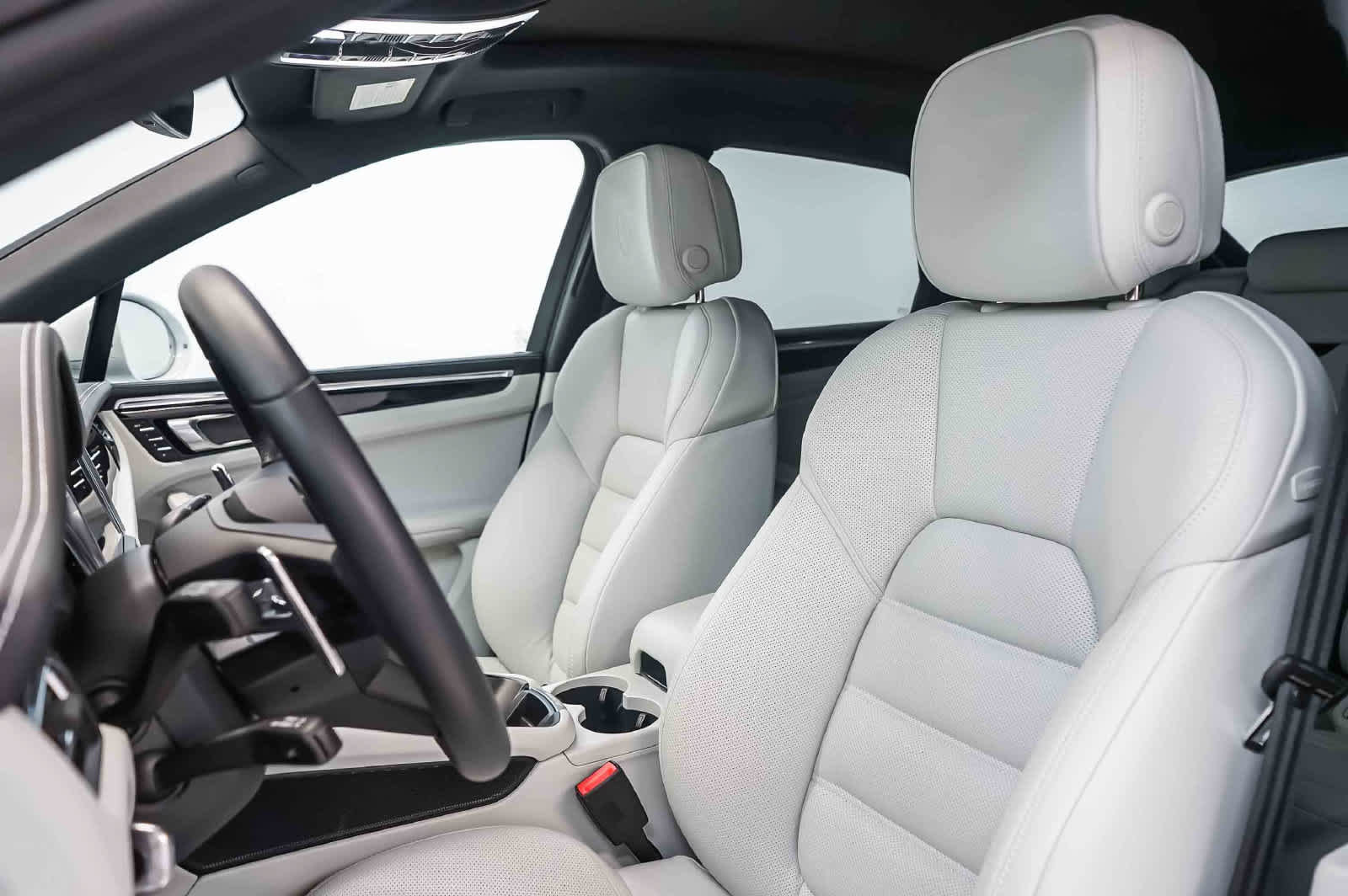 Certified 2026 Porsche Macan AWD/4WD image 5