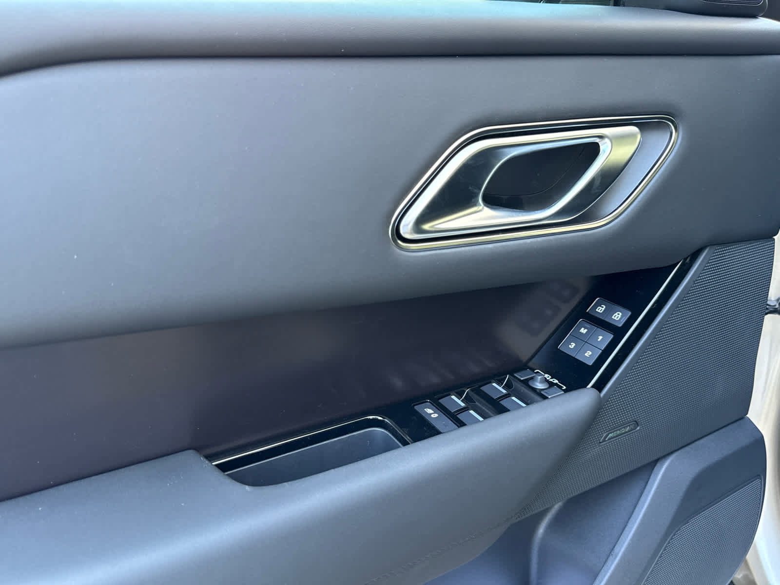 New 2026 Land Rover Range Rover Velar Dynamic SE image 17