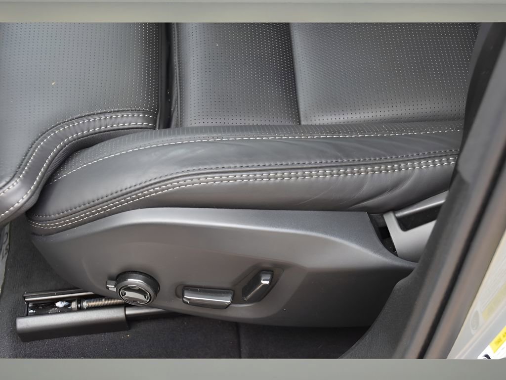 Certified 2025 Volvo XC60 B5 Ultra w/ Protection Package Premier image 34