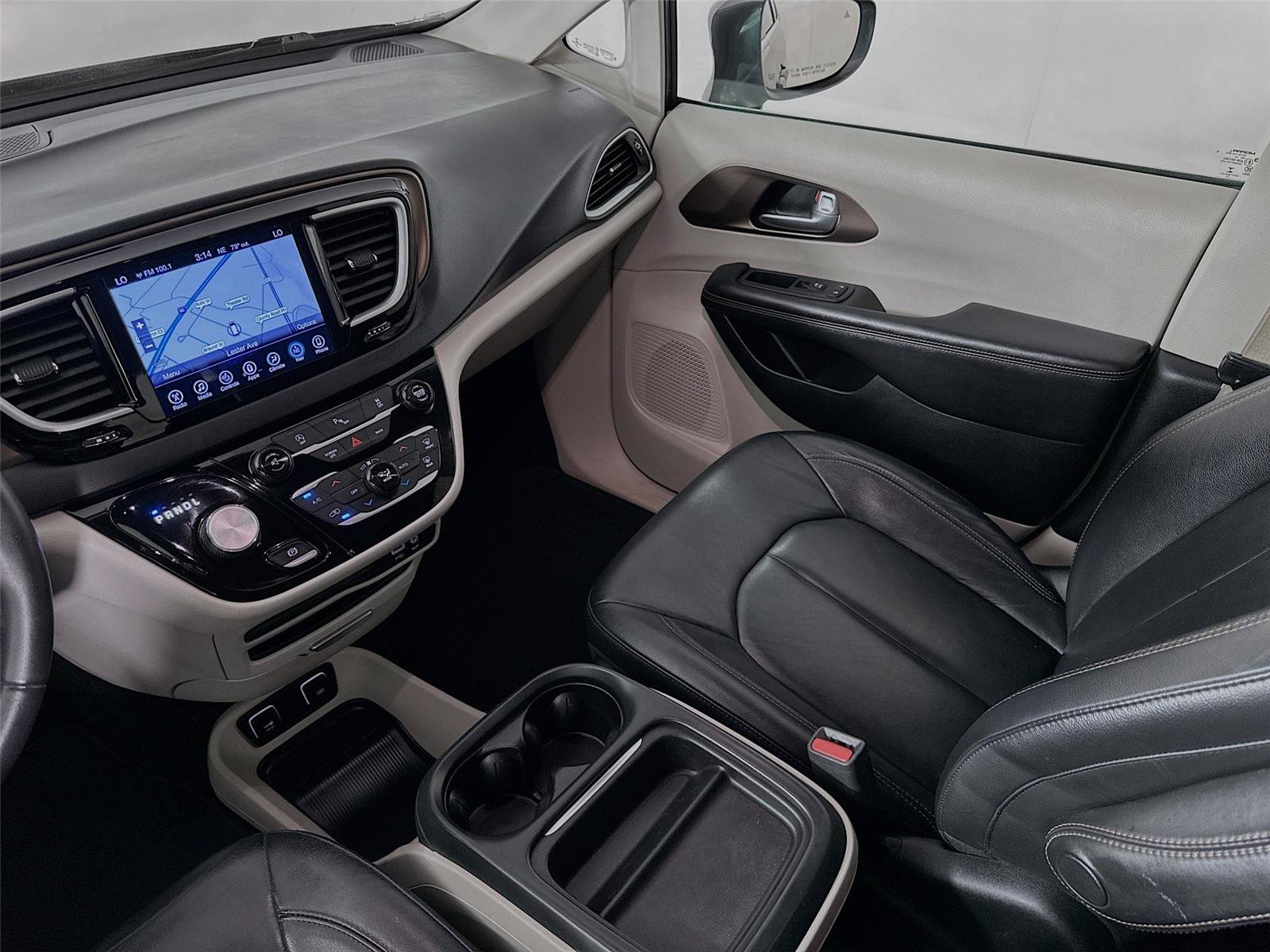Used 2017 Chrysler Pacifica Touring-L FWD image 25