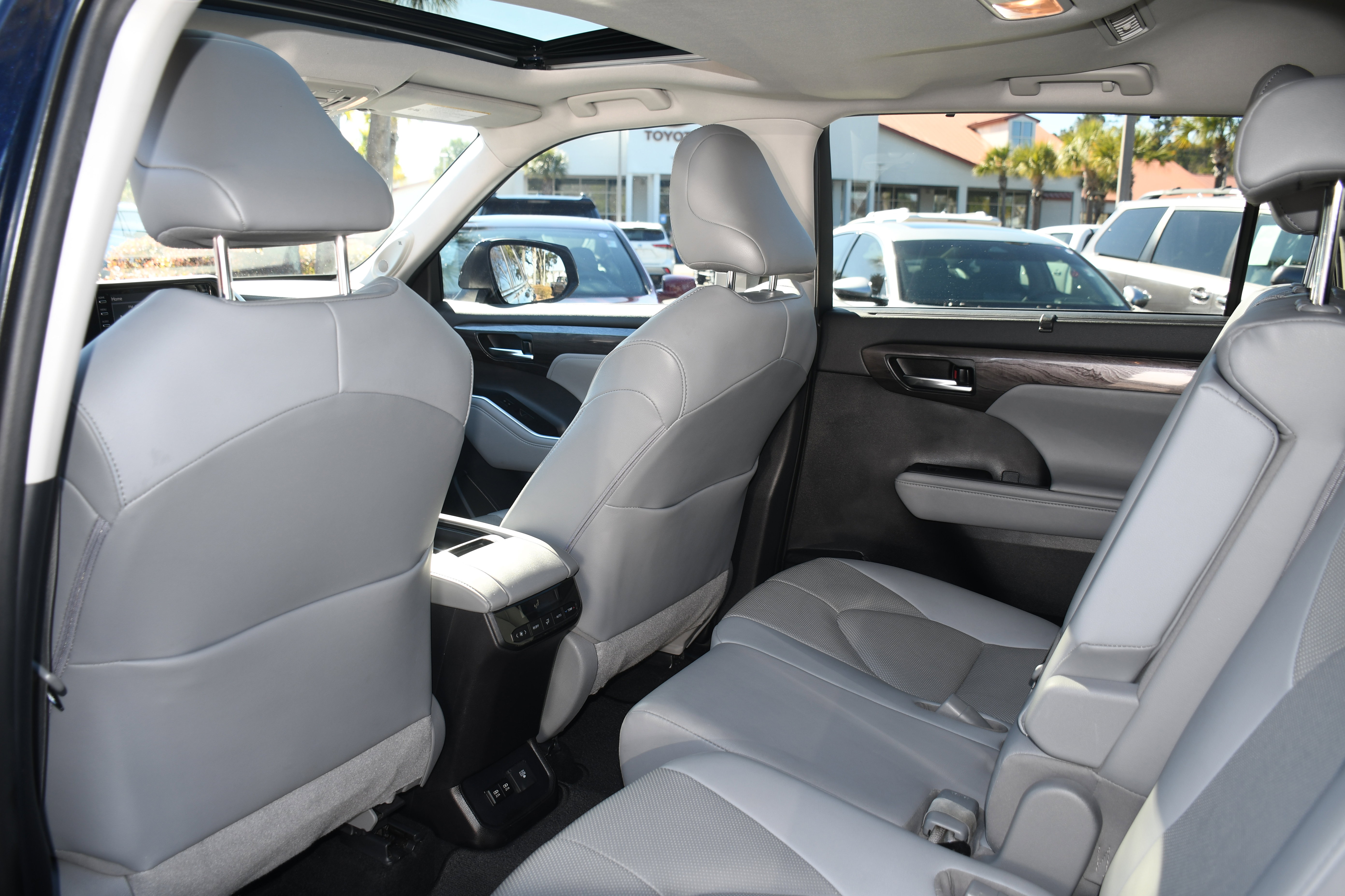 Used 2020 Toyota Highlander Limited image 17