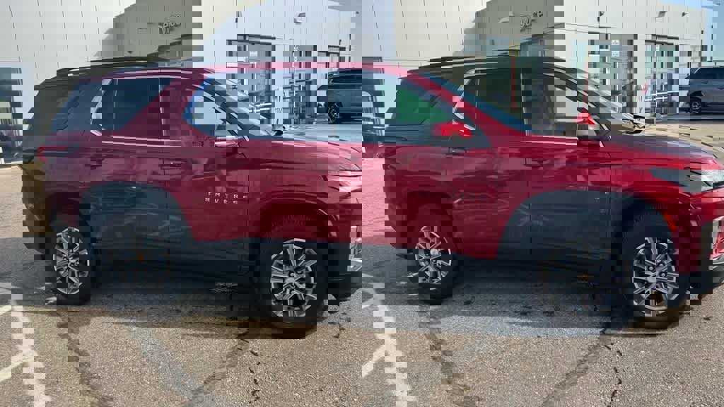 Used 2024 Chevrolet Traverse LT image 2