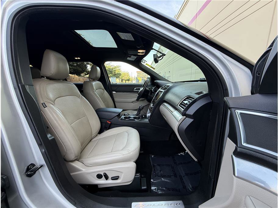 Used 2019 Ford Explorer Limited w/ Class III Trailer Tow Package image 13